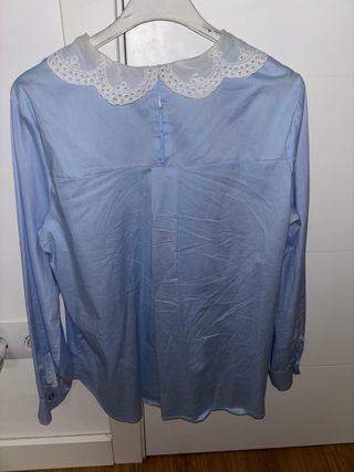 Blusa celeste con cuello de bebé