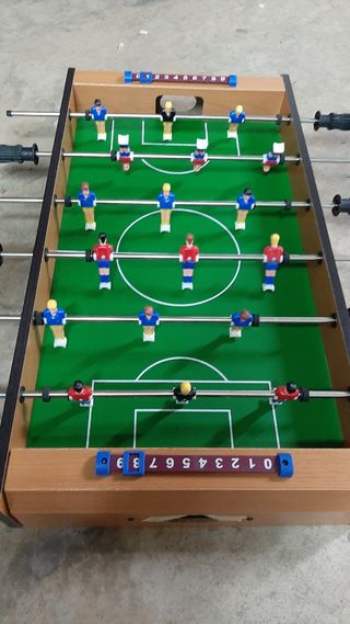 futbolin infantil con un pequeño fallo en un manil