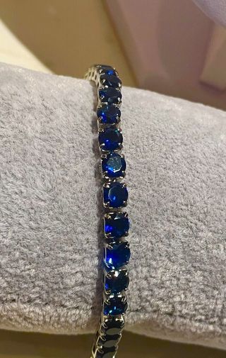 Bracciale tennis color argento con pietre blu