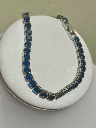 Bracciale tennis color argento con pietre blu