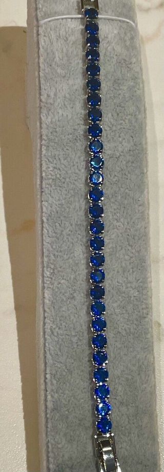 Bracciale tennis color argento con pietre blu