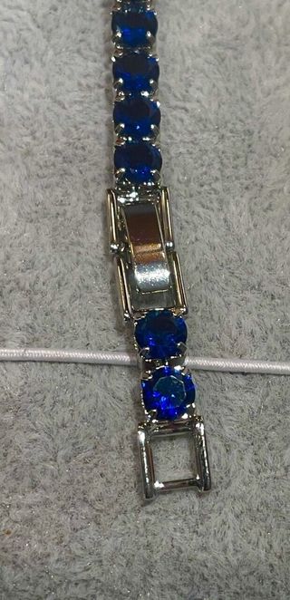 Bracciale tennis color argento con pietre blu
