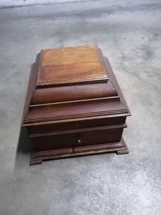 Gramófono muy antiguo, portátil