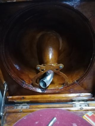 Gramófono muy antiguo, portátil