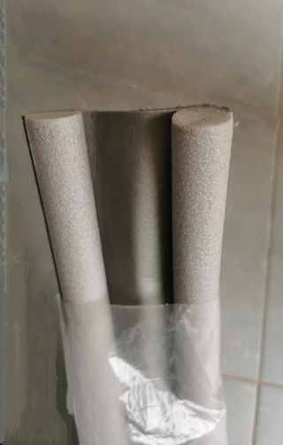 Zócalo aislante bajo puerta gris 95cm.