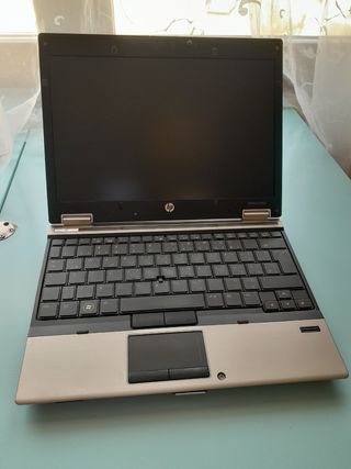 ORDENADOR HP CON SU CARGADOR ORIGINAL. 