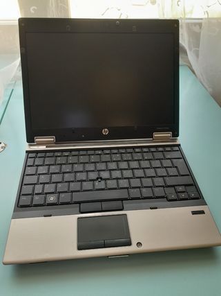 ORDENADOR HP CON SU CARGADOR ORIGINAL. 