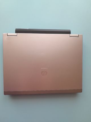 ORDENADOR HP CON SU CARGADOR ORIGINAL. 