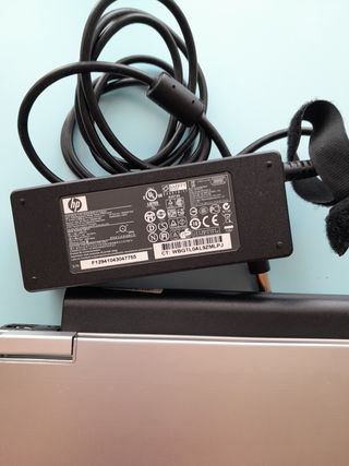 ORDENADOR HP CON SU CARGADOR ORIGINAL. 