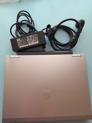 ORDENADOR HP CON SU CARGADOR ORIGINAL. 