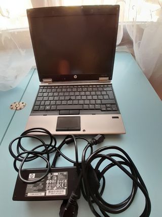 ORDENADOR HP CON SU CARGADOR ORIGINAL. 