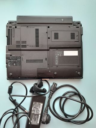 ORDENADOR HP CON SU CARGADOR ORIGINAL. 