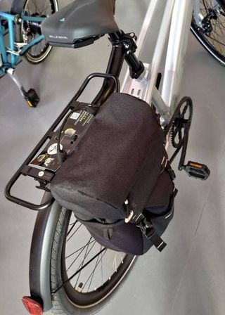 Suporte bagageiro com apoios laterais para espigão