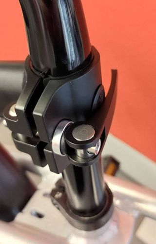 Suporte bagageiro com apoios laterais para espigão