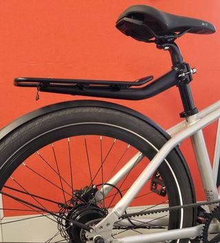 Suporte bagageiro com apoios laterais para espigão