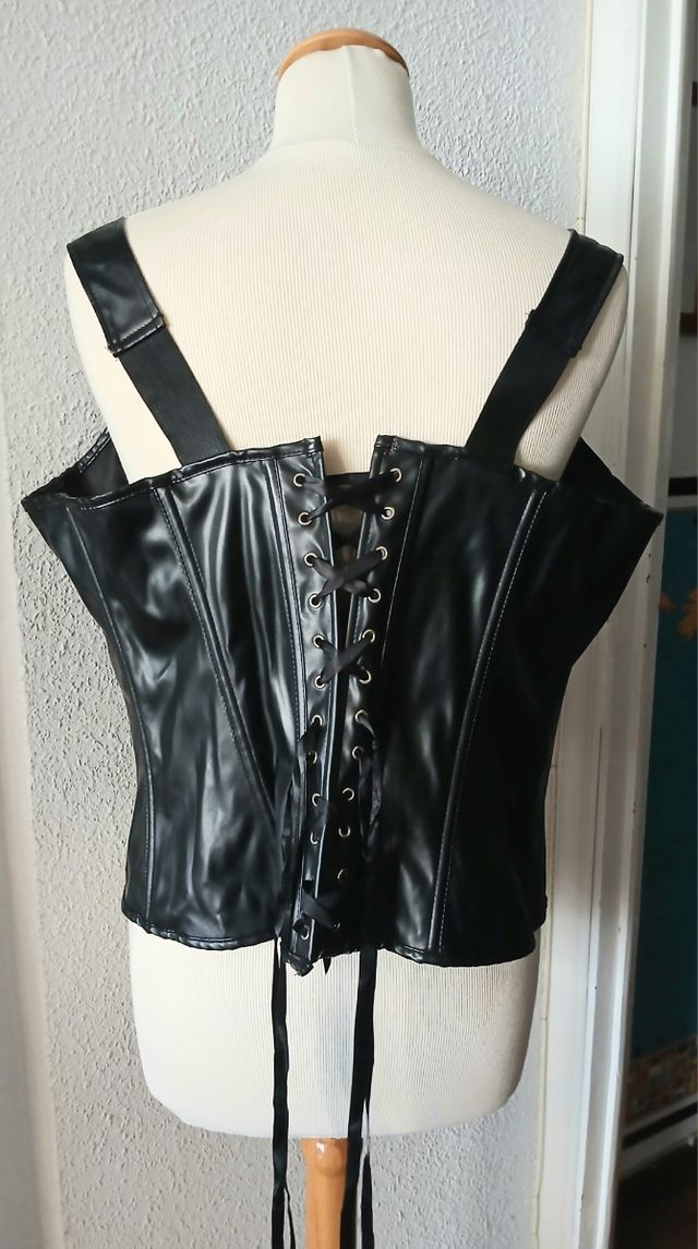 Corpiño o corsé negro, efecto cuero. 6XL