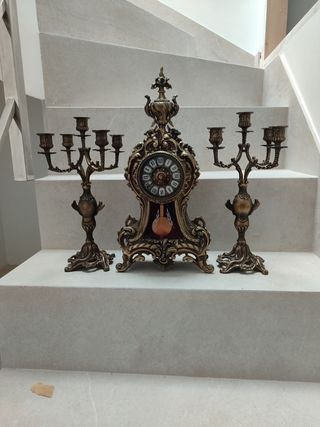 Reloj y pareja de candelabros de velas