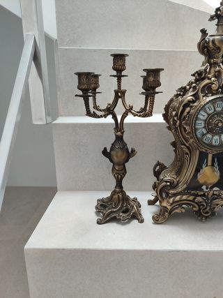 Reloj y pareja de candelabros de velas
