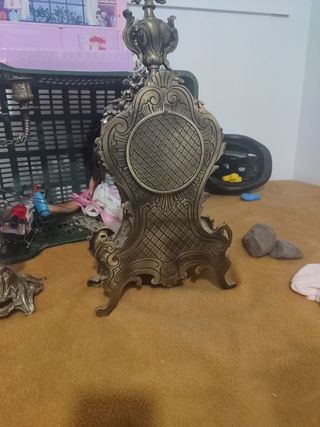 Reloj y pareja de candelabros de velas