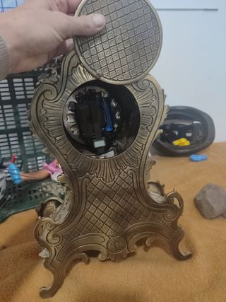 Reloj y pareja de candelabros de velas