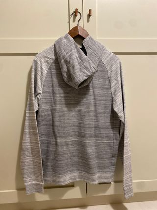 Chaqueta Nike gris y blanca