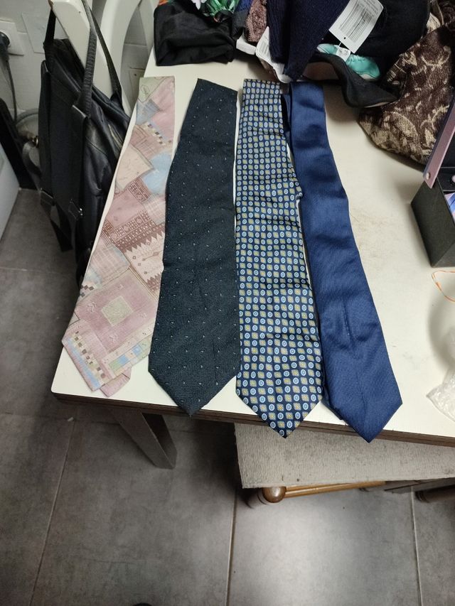 Corbatas de distintos colores y marcas