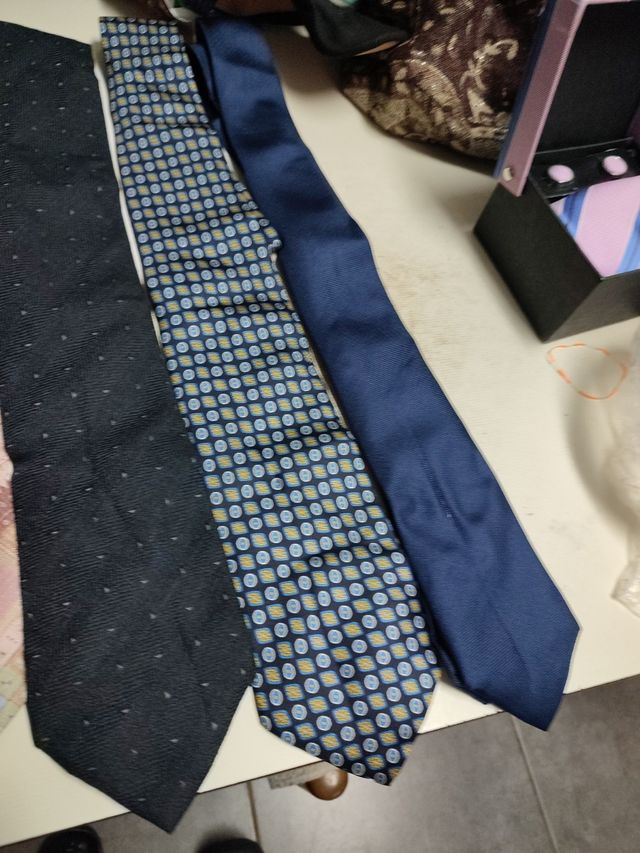 Corbatas de distintos colores y marcas