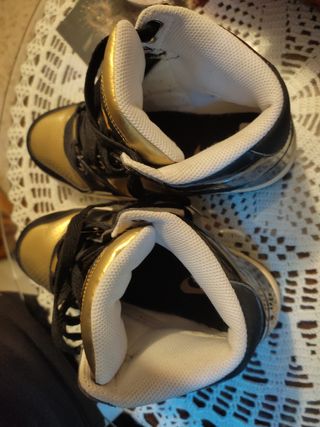 NIKE negro y dorado