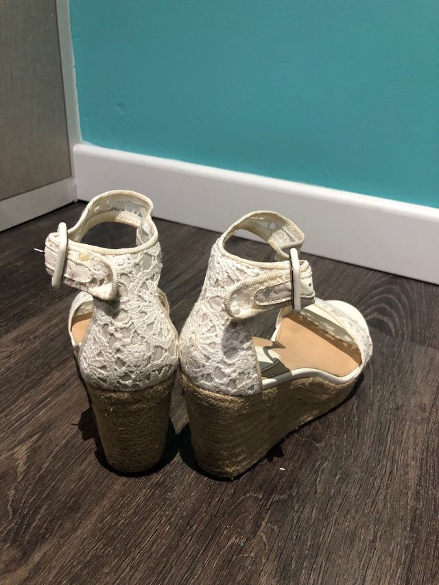 sandalias blancas de cuña