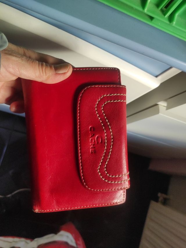 Cartera roja en Piel ,marca CACHE