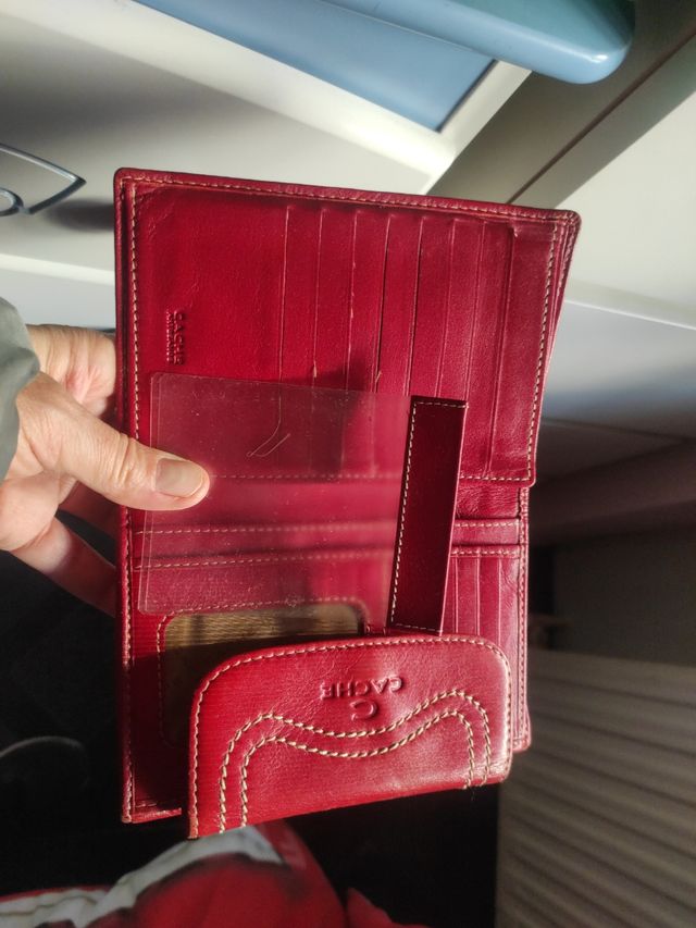 Cartera roja en Piel ,marca CACHE