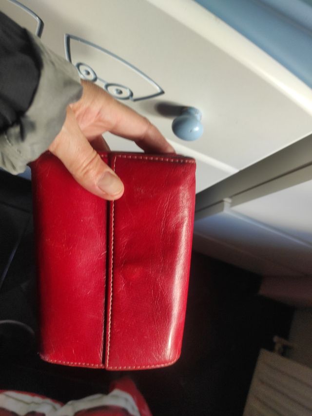 Cartera roja en Piel ,marca CACHE