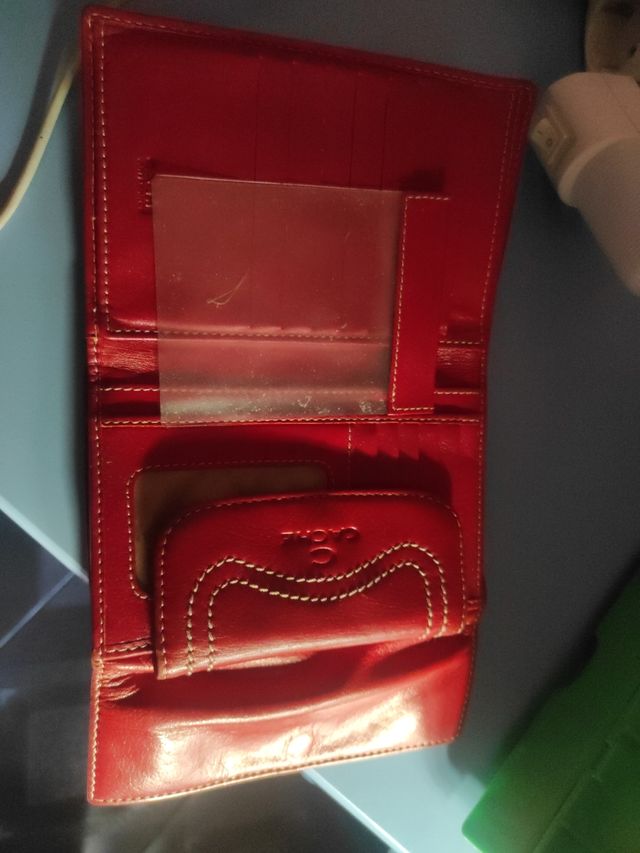 Cartera roja en Piel ,marca CACHE