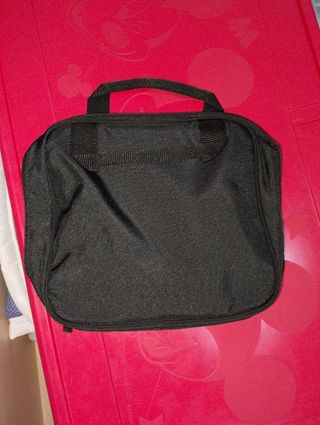 Bolsa porta maquillaje nueva.