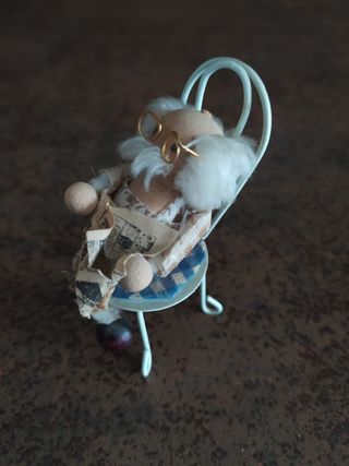 Figura miniatura abuelo lector vintage