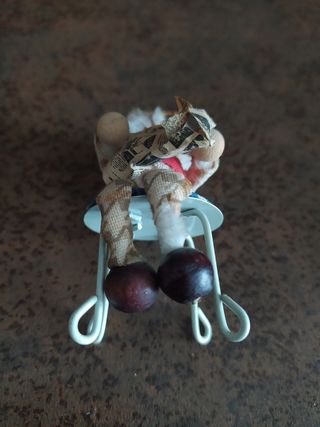 Figura miniatura abuelo lector vintage