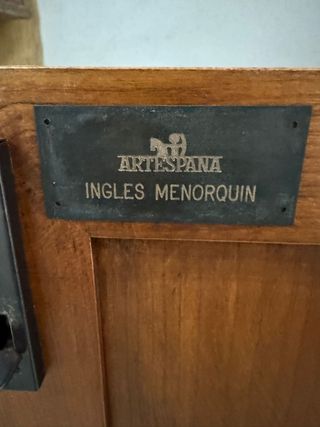 Elegante vitrina inglesa con bazares.