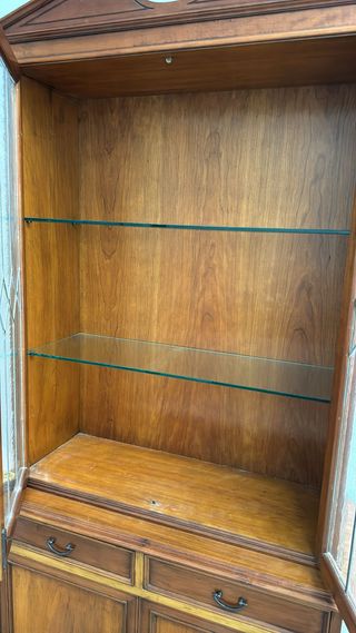 Elegante vitrina inglesa con bazares.