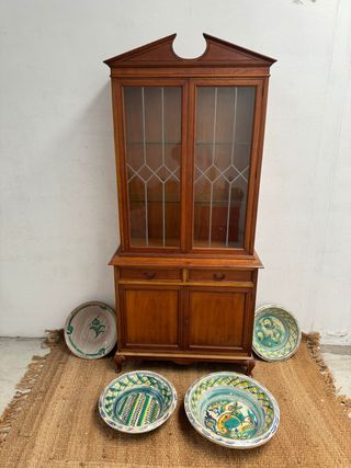 Elegante vitrina inglesa con bazares.