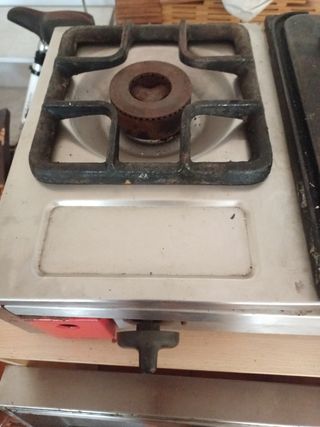 Plancha hierro con hornilla y pincho pan perritos