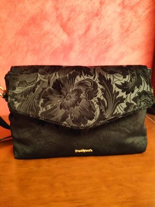 Bolso negro Desigual tipo sobre
