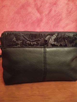 Bolso negro Desigual tipo sobre