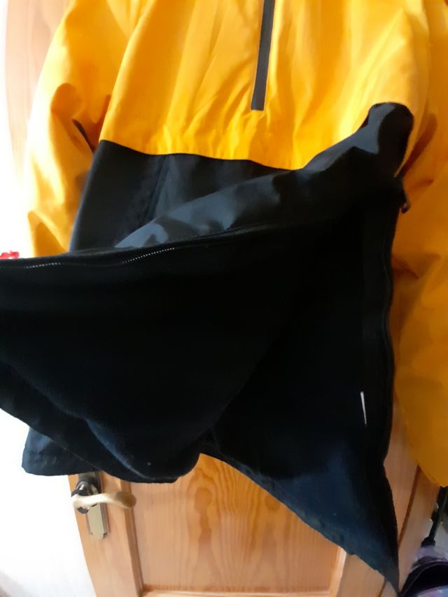 Abrigo nieve cerrado negro y amarillo. T.S