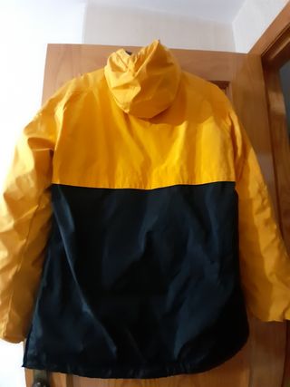Abrigo nieve cerrado negro y amarillo. T.S