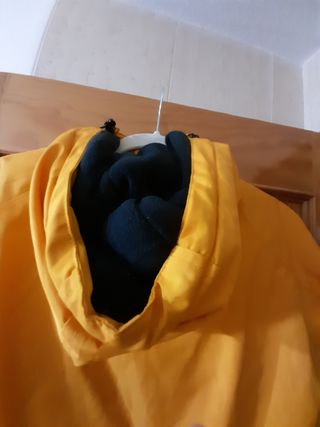 Abrigo nieve cerrado negro y amarillo. T.S