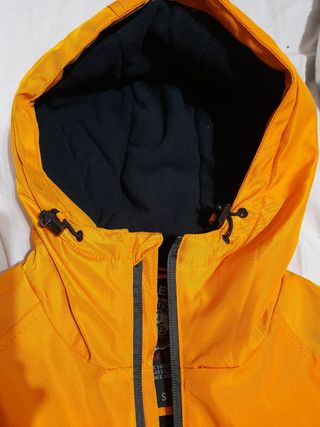 Abrigo nieve cerrado negro y amarillo. T.S