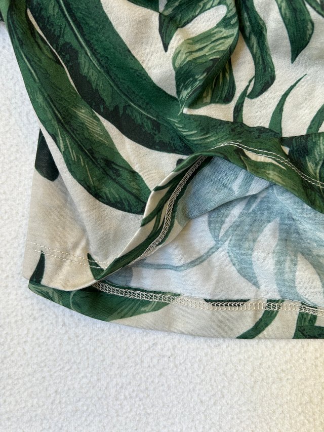 Vestido corto de verano con motivos vegetales