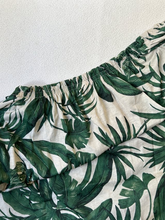 Vestido corto de verano con motivos vegetales