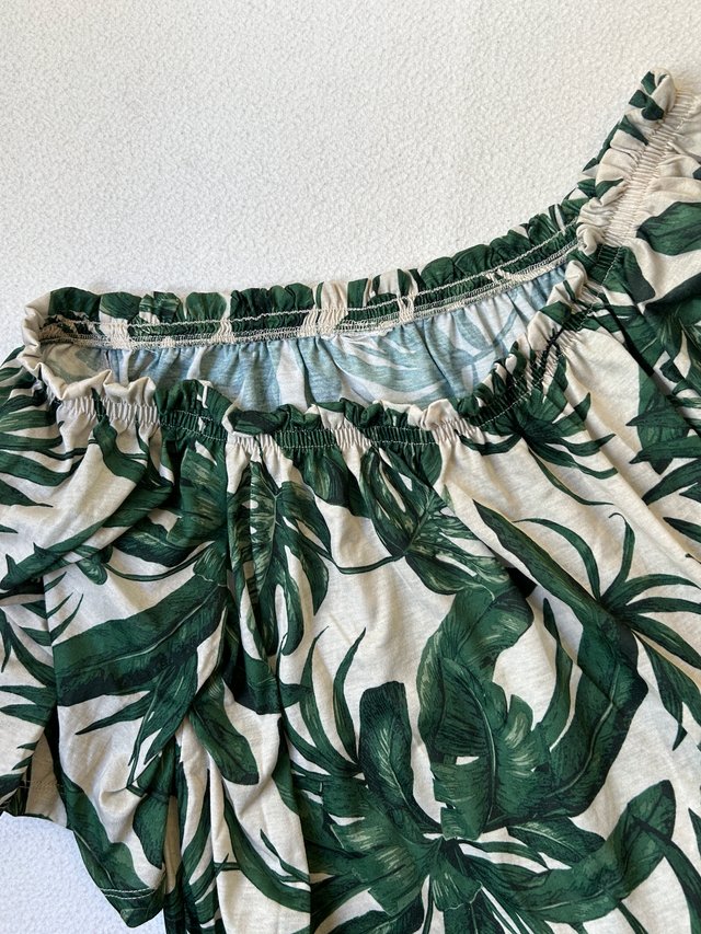 Vestido corto de verano con motivos vegetales