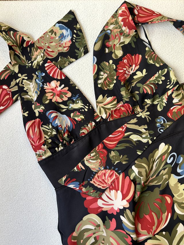 Vestido mini negro con estampado flores Mango